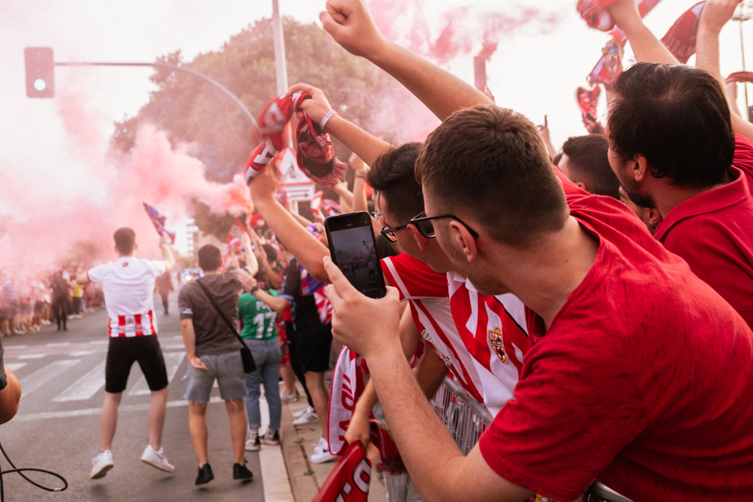 Fotos: Así ha recibido a la UD Almería la marea rojiblanca