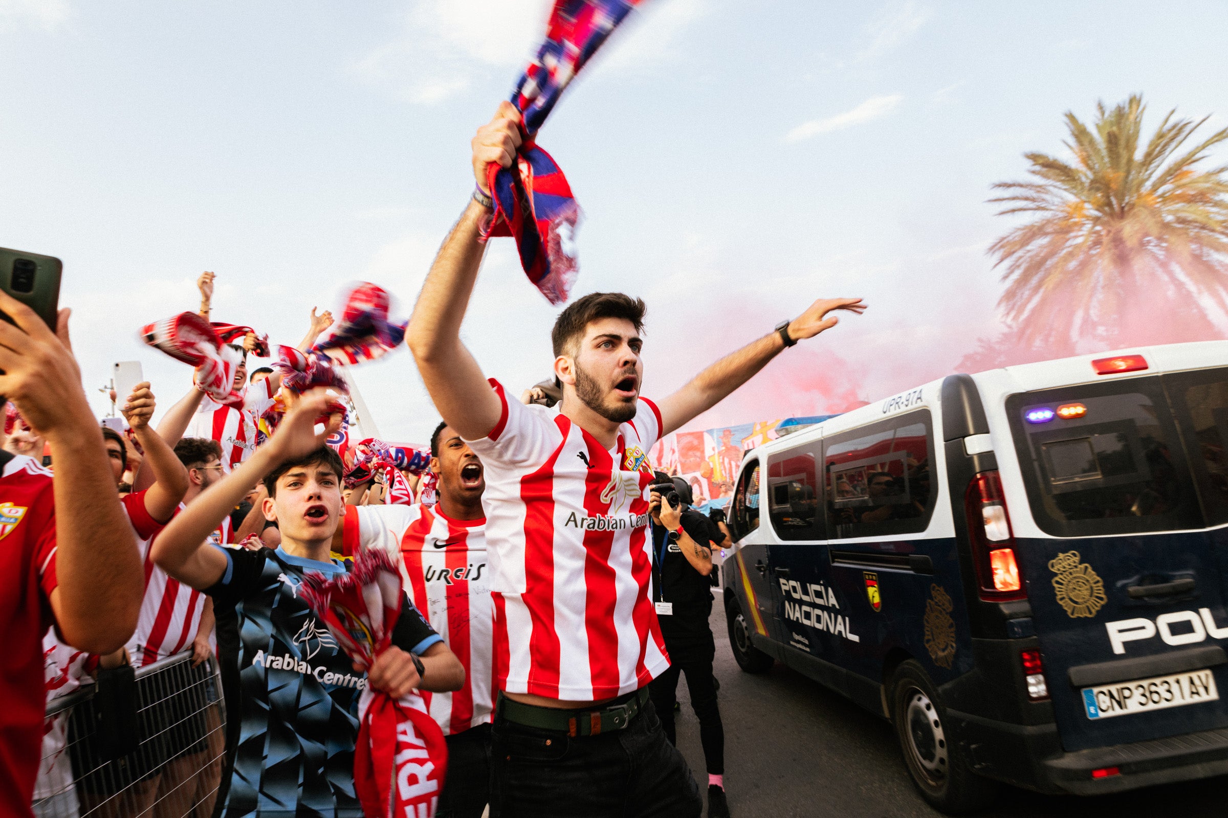 Fotos: Así ha recibido a la UD Almería la marea rojiblanca