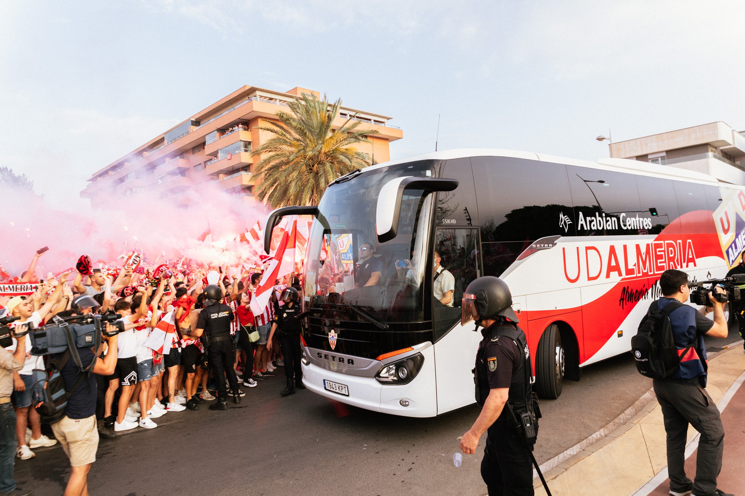 Fotos: Así ha recibido a la UD Almería la marea rojiblanca