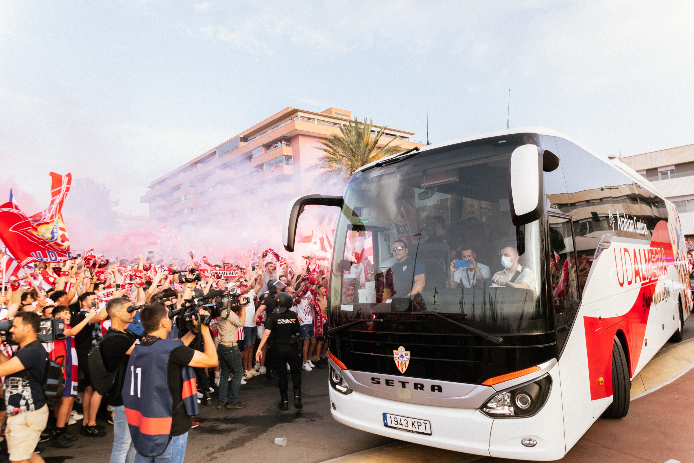 Fotos: Así ha recibido a la UD Almería la marea rojiblanca