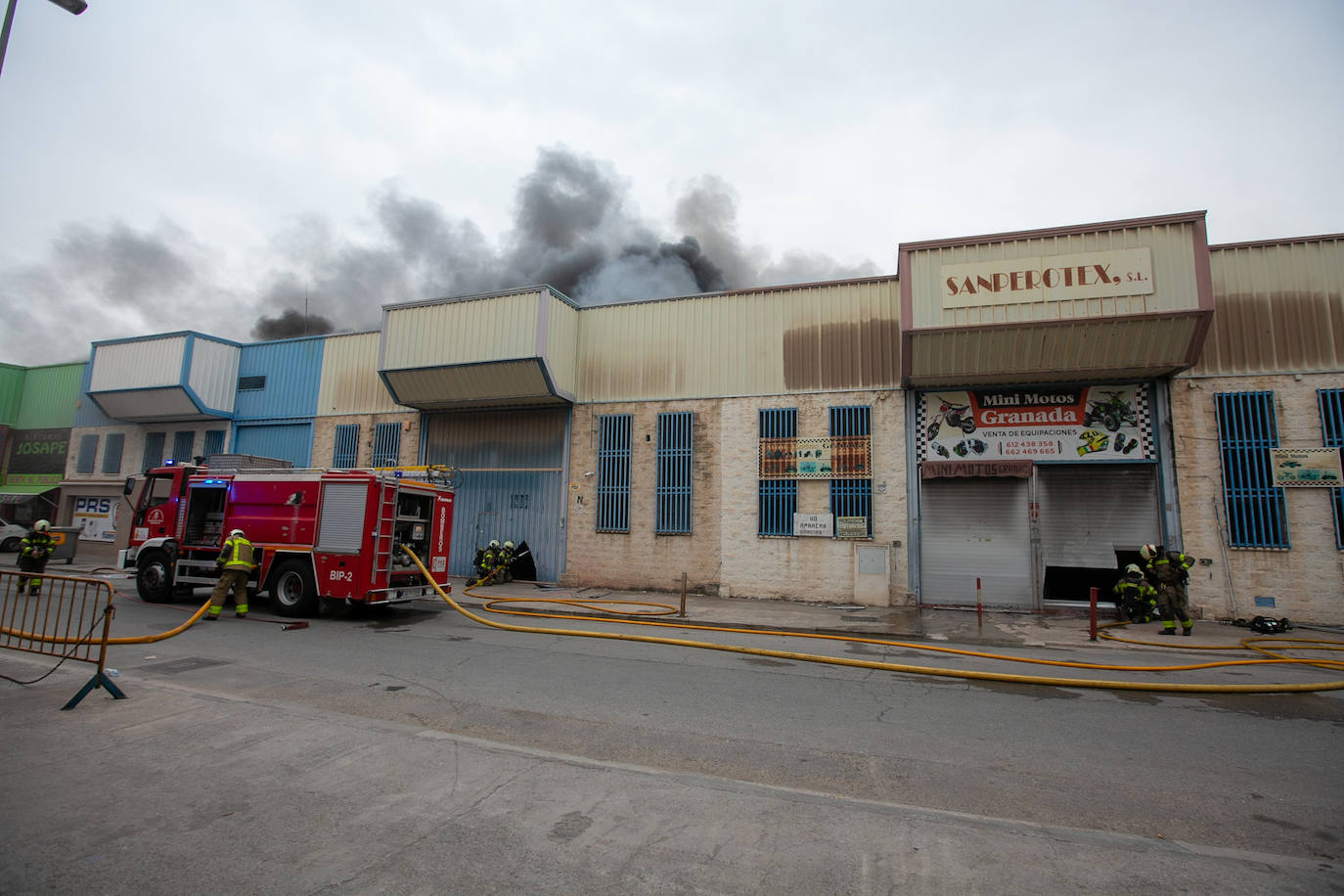Actuación de los Bomberos de Granada en la nave incendiada en Ogíjares