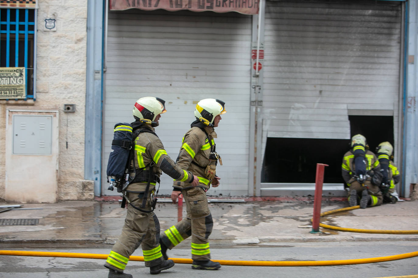 Actuación de los Bomberos de Granada en la nave incendiada en Ogíjares