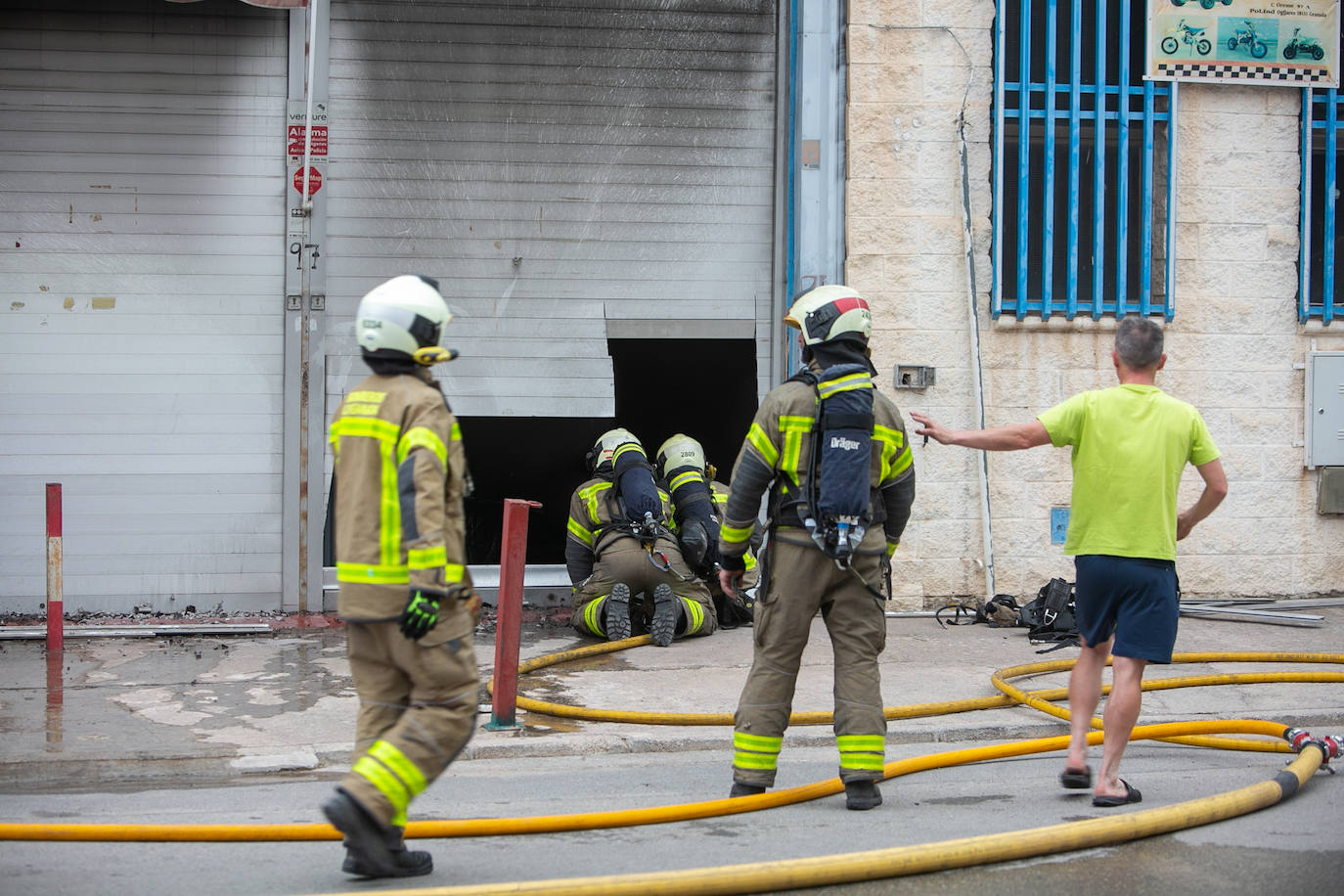 Actuación de los Bomberos de Granada en la nave incendiada en Ogíjares