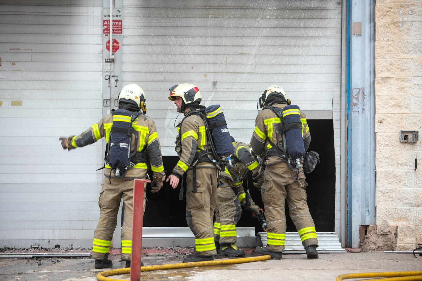 Actuación de los Bomberos de Granada en la nave incendiada en Ogíjares