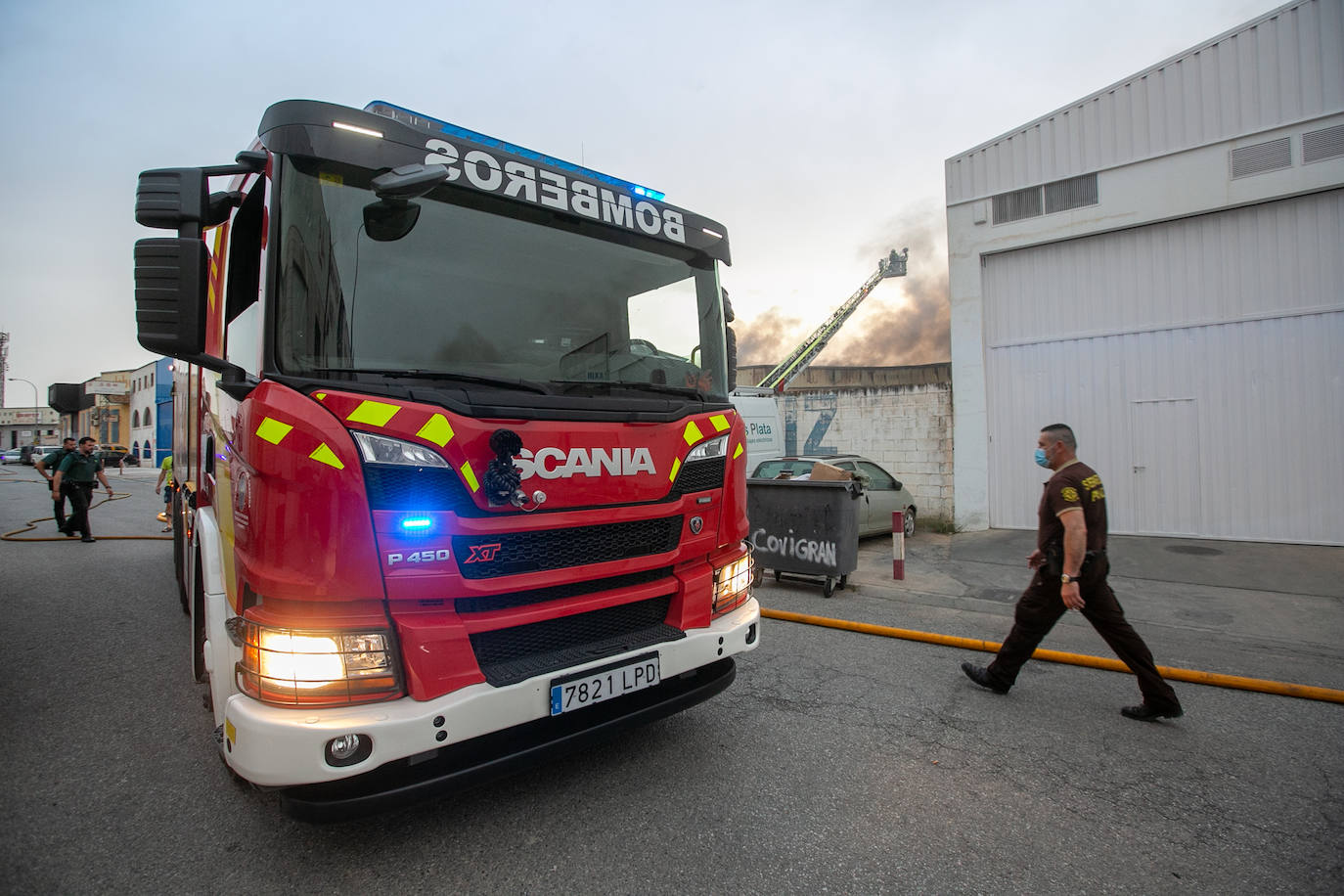 Actuación de los Bomberos de Granada en la nave incendiada en Ogíjares