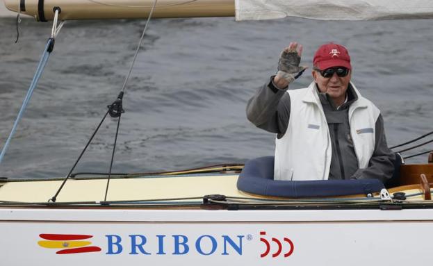 El rey Juan Carlos a bordo del 'Bribón' en su último día de regatas este domingo en Sanxenxo.