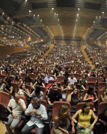 Imagen secundaria 2 - Pablo Alborán: solo y en compañía de 2.000 granadinos