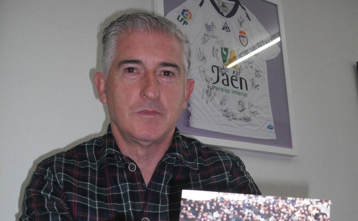 Antonio Rueda, en una foto de archivo, posa con una foto de su etapa como futbolista blanco.