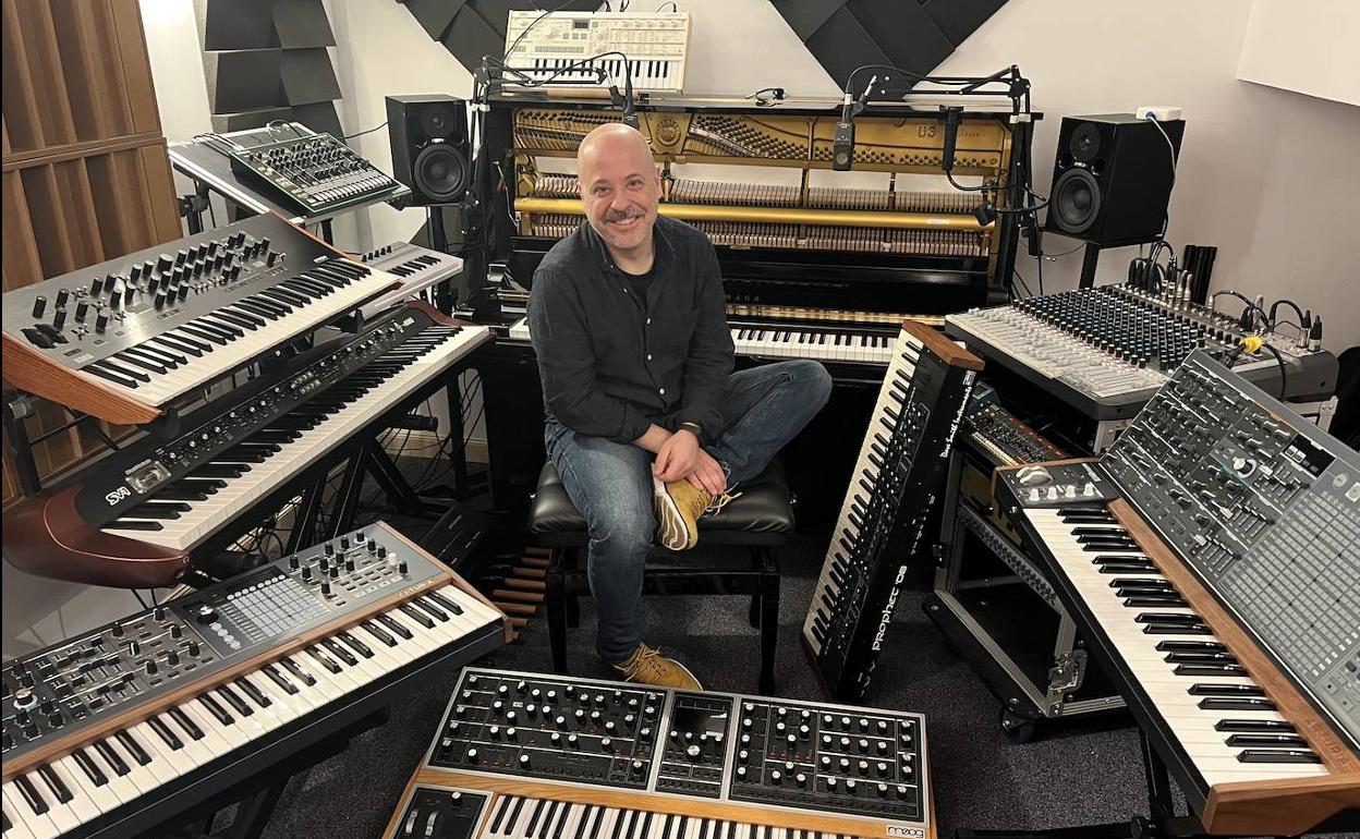 El compositor Sergio de la Puente, rodeado de sintetizadores en el Wavehill Studio.