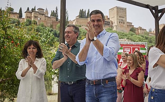 Juan Espadas y Pedro Sánchez junto a Mari Ángeles Prieto en el acto del Palacio de los Córdova. 