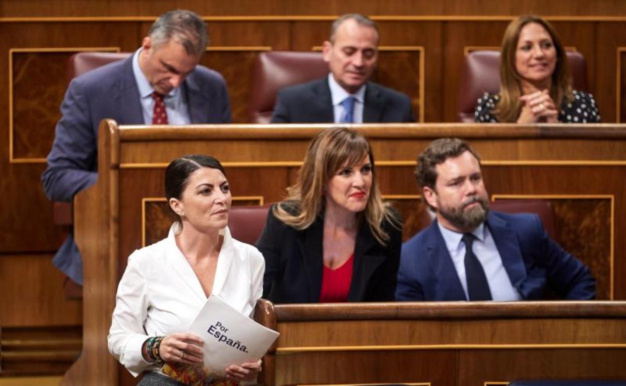 La candidata de Vox a la presidencia de la Junta de Andalucía, Macarena Olona (i), durante el pleno del Congreso. 