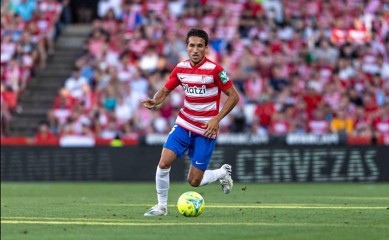 Luis Milla controla el balón en un partido en Los Cármenes. 