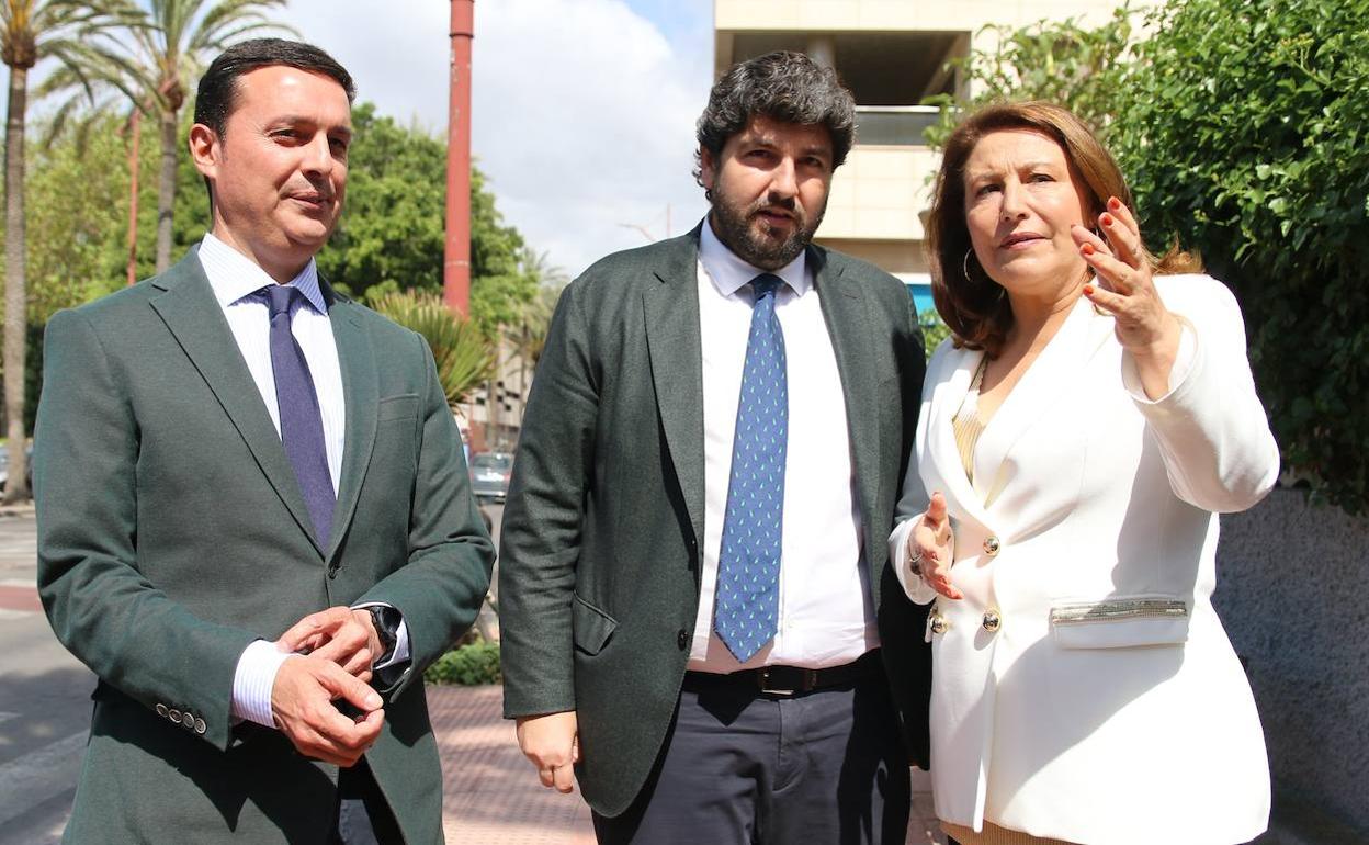 López Miras, a su llegada a Almería, con Carmen Crespo y Javier Aureliano García. 