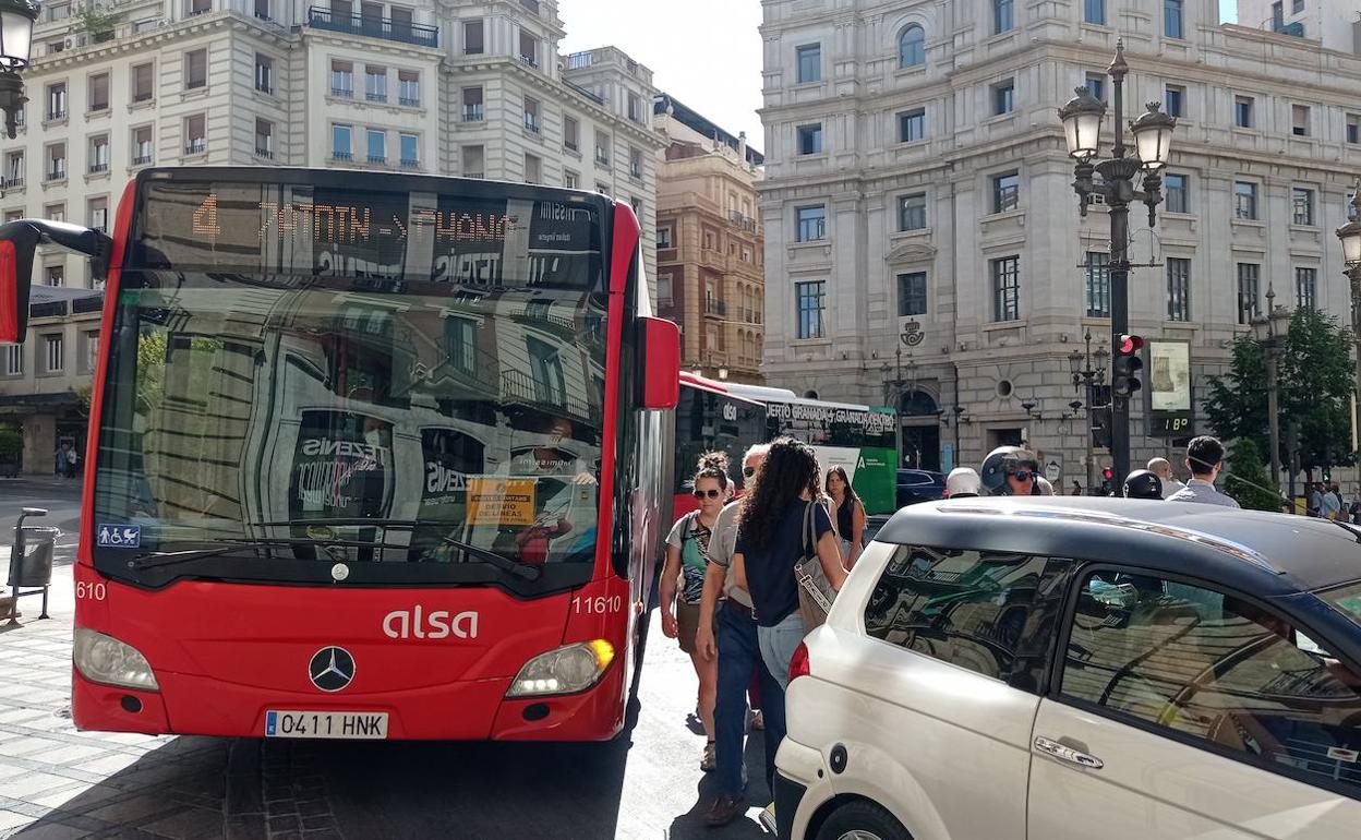 Autobuses de Rober con carteles en los que se informa de los paros en el servicio, durante la protesta de este miércoles.