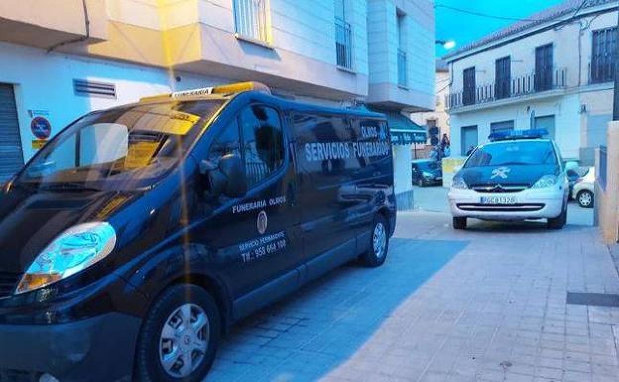 Coche fúnebre y el de la Guardia Civil en el lugar de los hechos. 