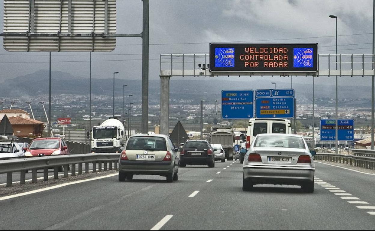 Vehículos circulando por la circunvalación de Granada