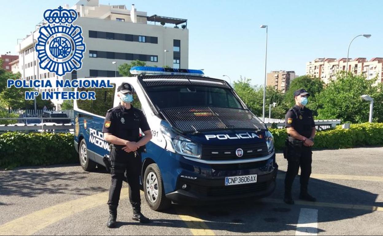 Pillado in fraganti en la Chana cuando robaba gasolina de un camión con una manguera