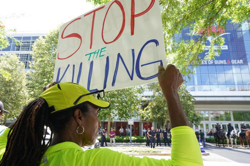 Masiva movilización contra la convención anual de la Asociación Nacional del Rifle en Houston.