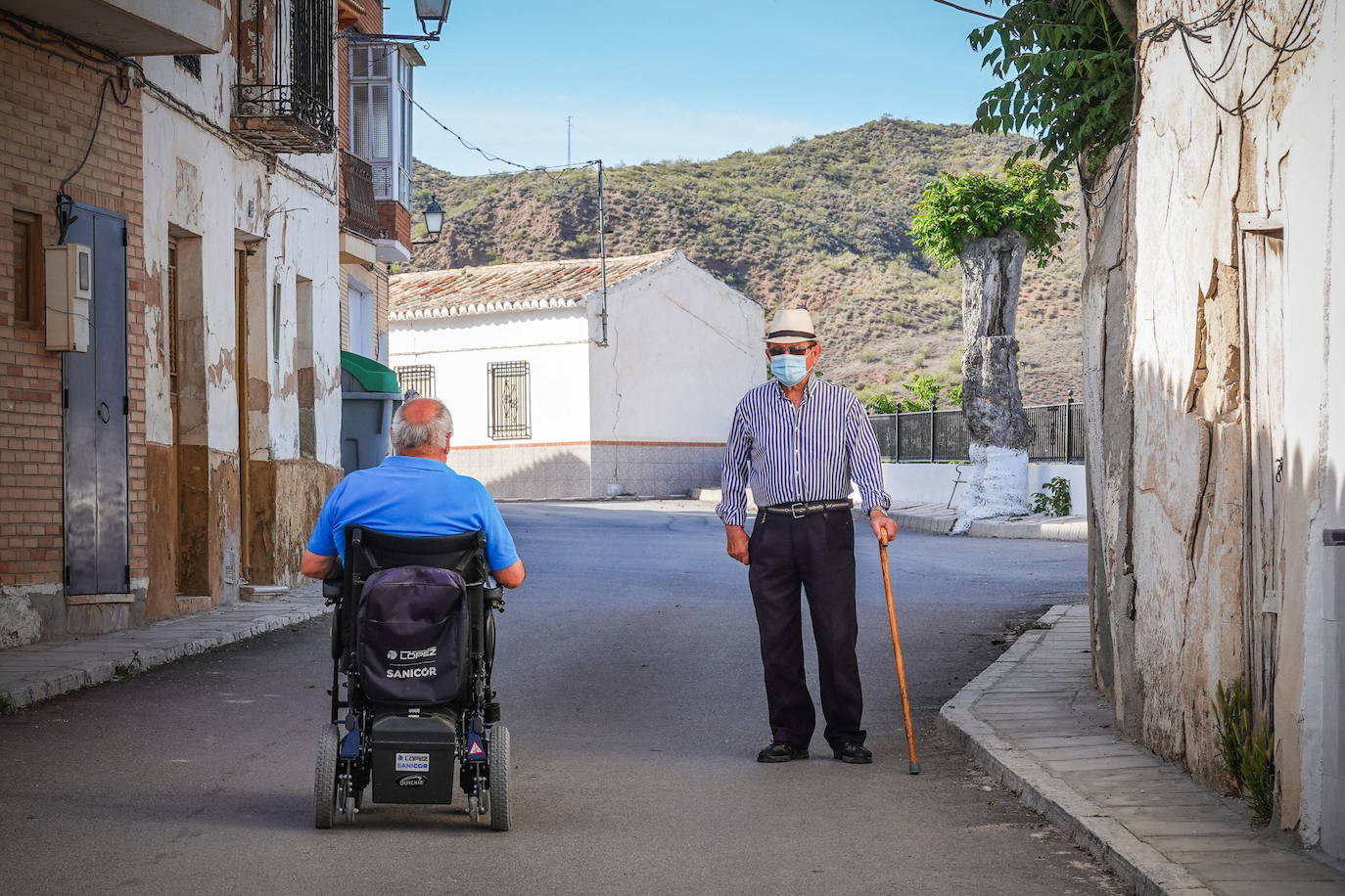 Jubilados pasean en un pueblo de Granada