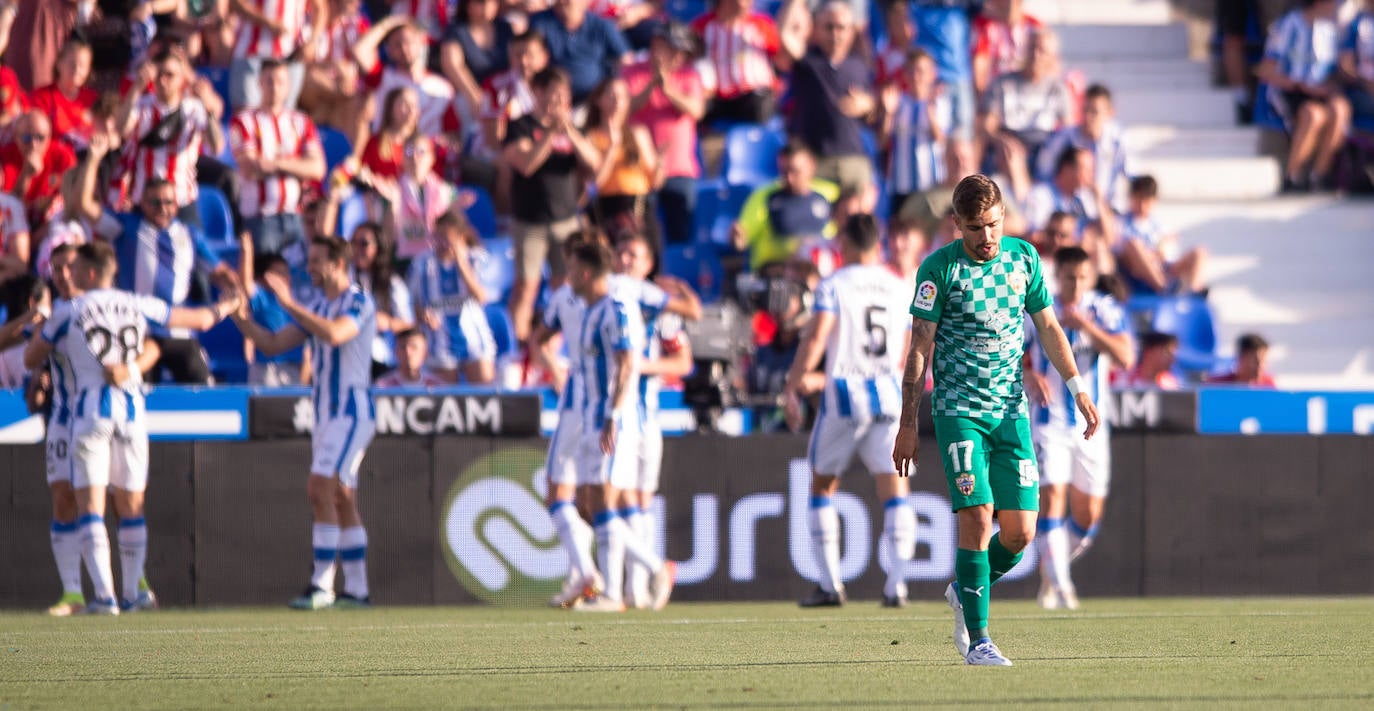 El partido del Almería en Butarque, a pie de campo