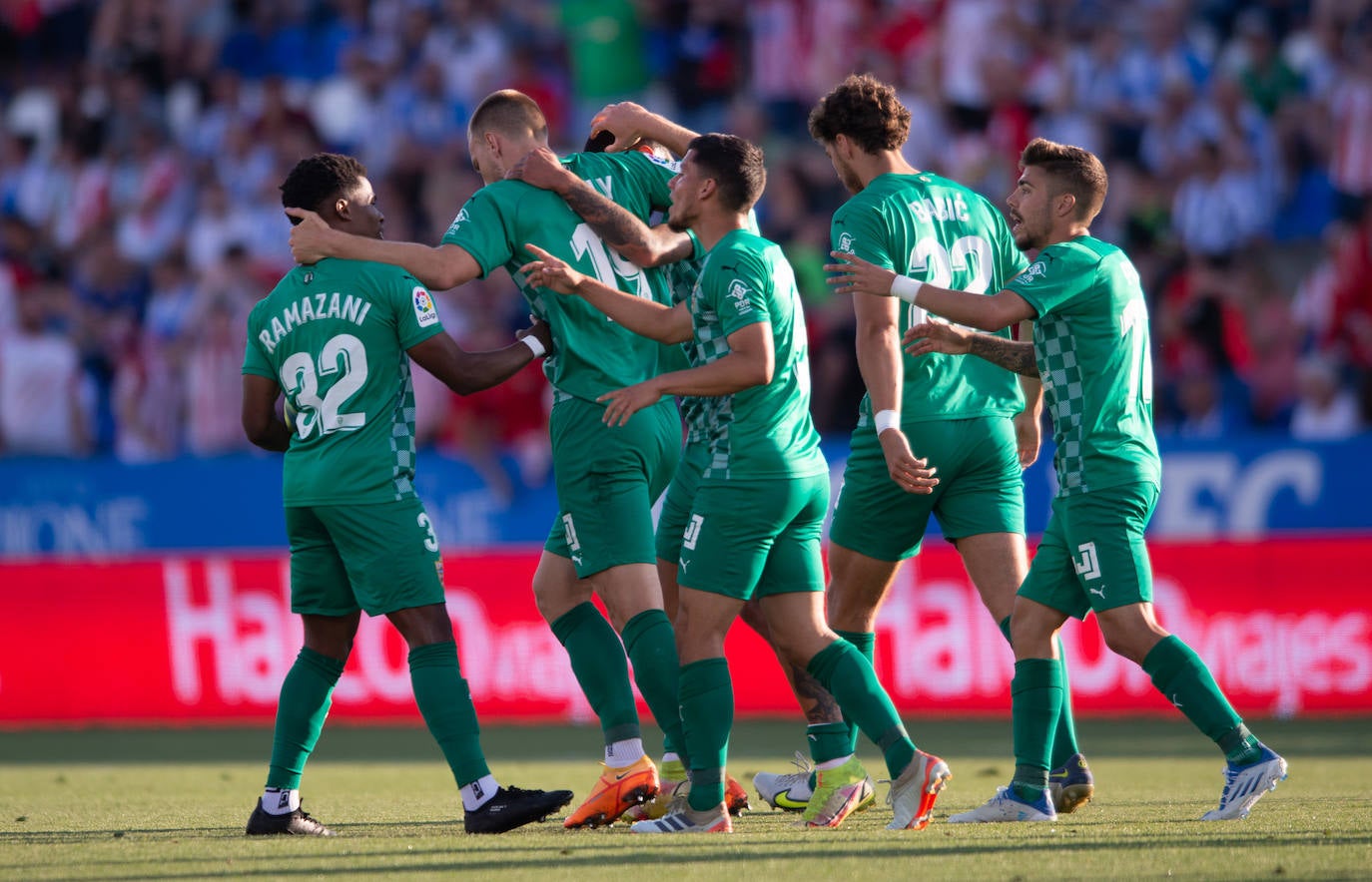 El partido del Almería en Butarque, a pie de campo