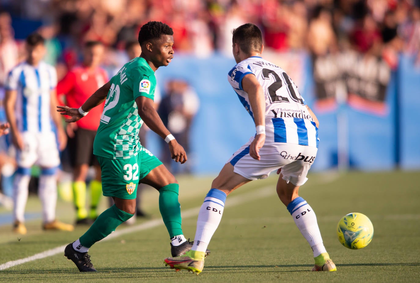 El partido del Almería en Butarque, a pie de campo
