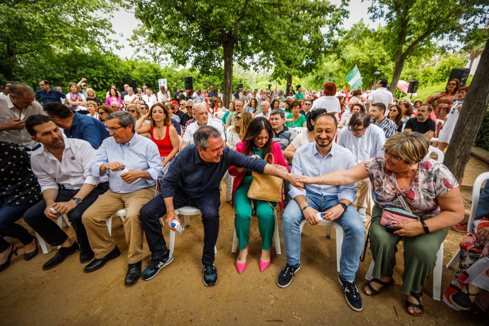 Más de 80 imágenes de los ediles socialistas de la provincia con el candidato del partido a la presidencia de la Junta