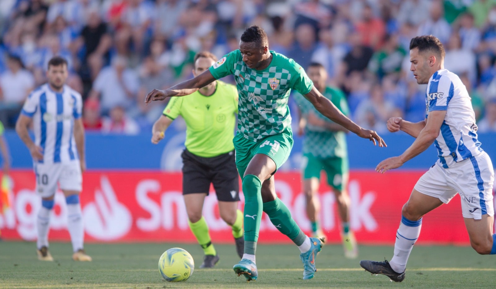 El partido del Almería en Butarque, a pie de campo
