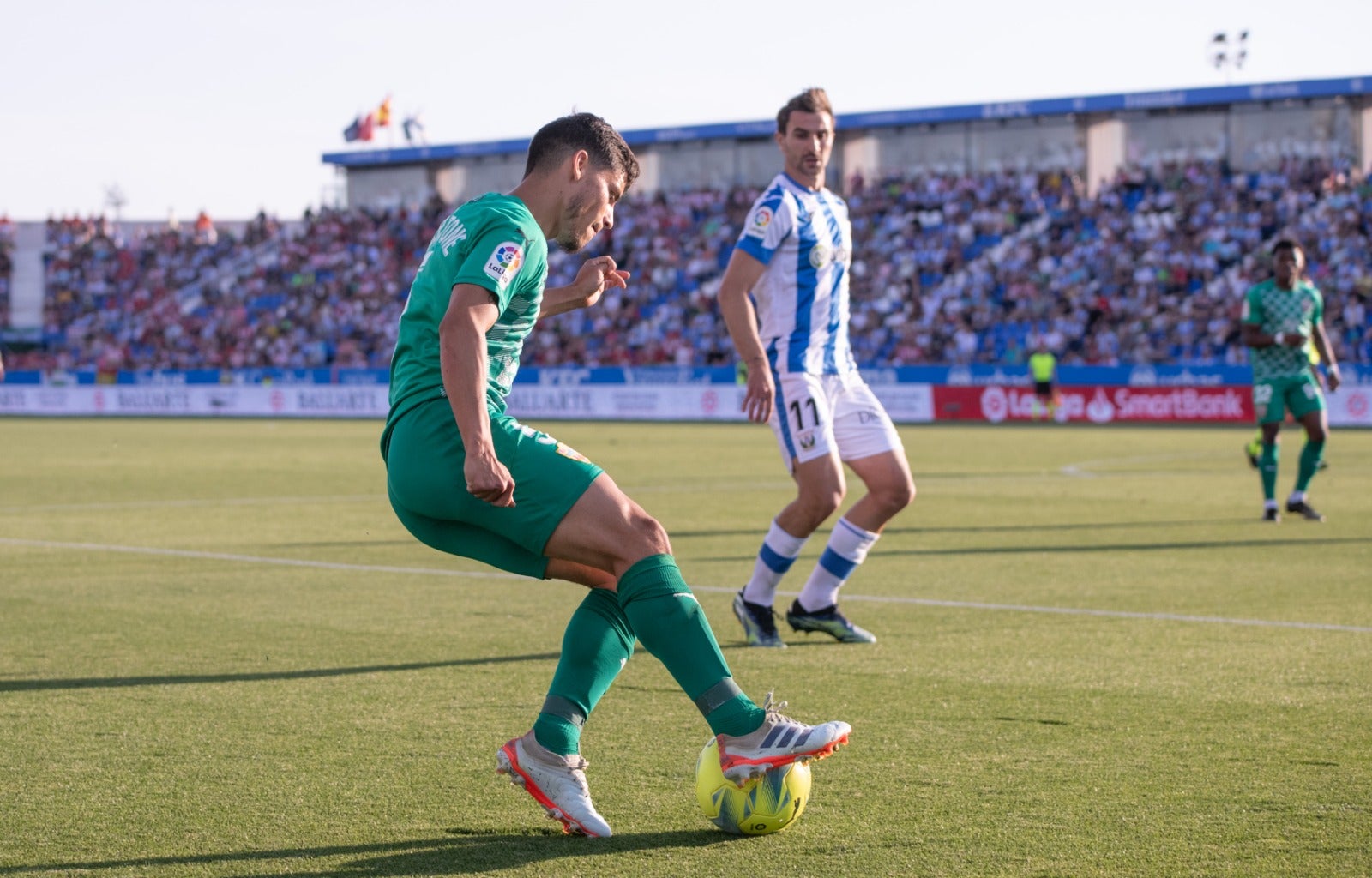 El partido del Almería en Butarque, a pie de campo