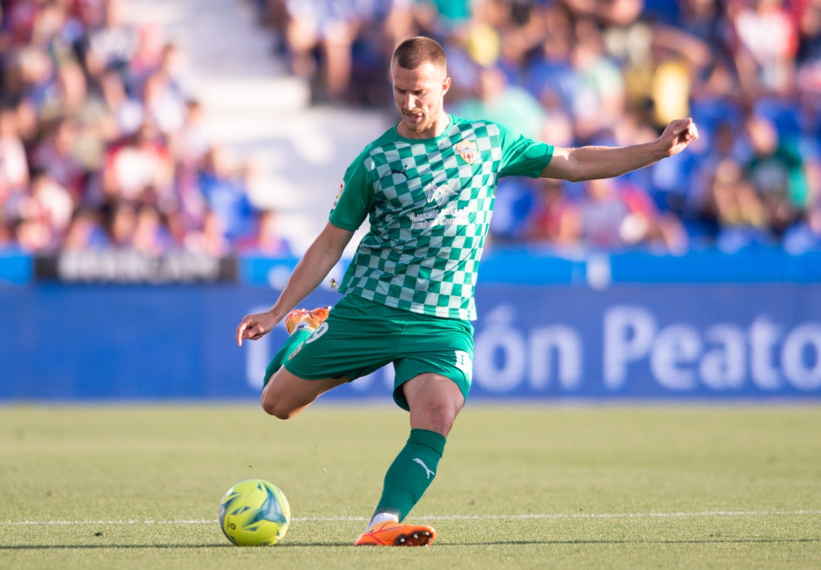 El partido del Almería en Butarque, a pie de campo