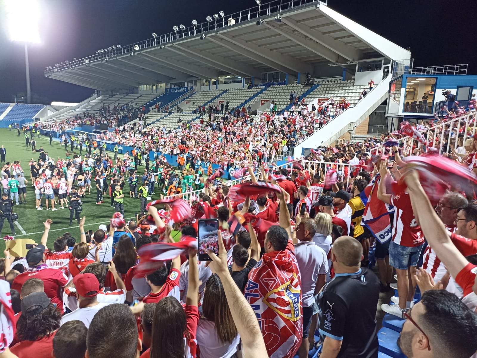 El partido del Almería en Butarque, a pie de campo