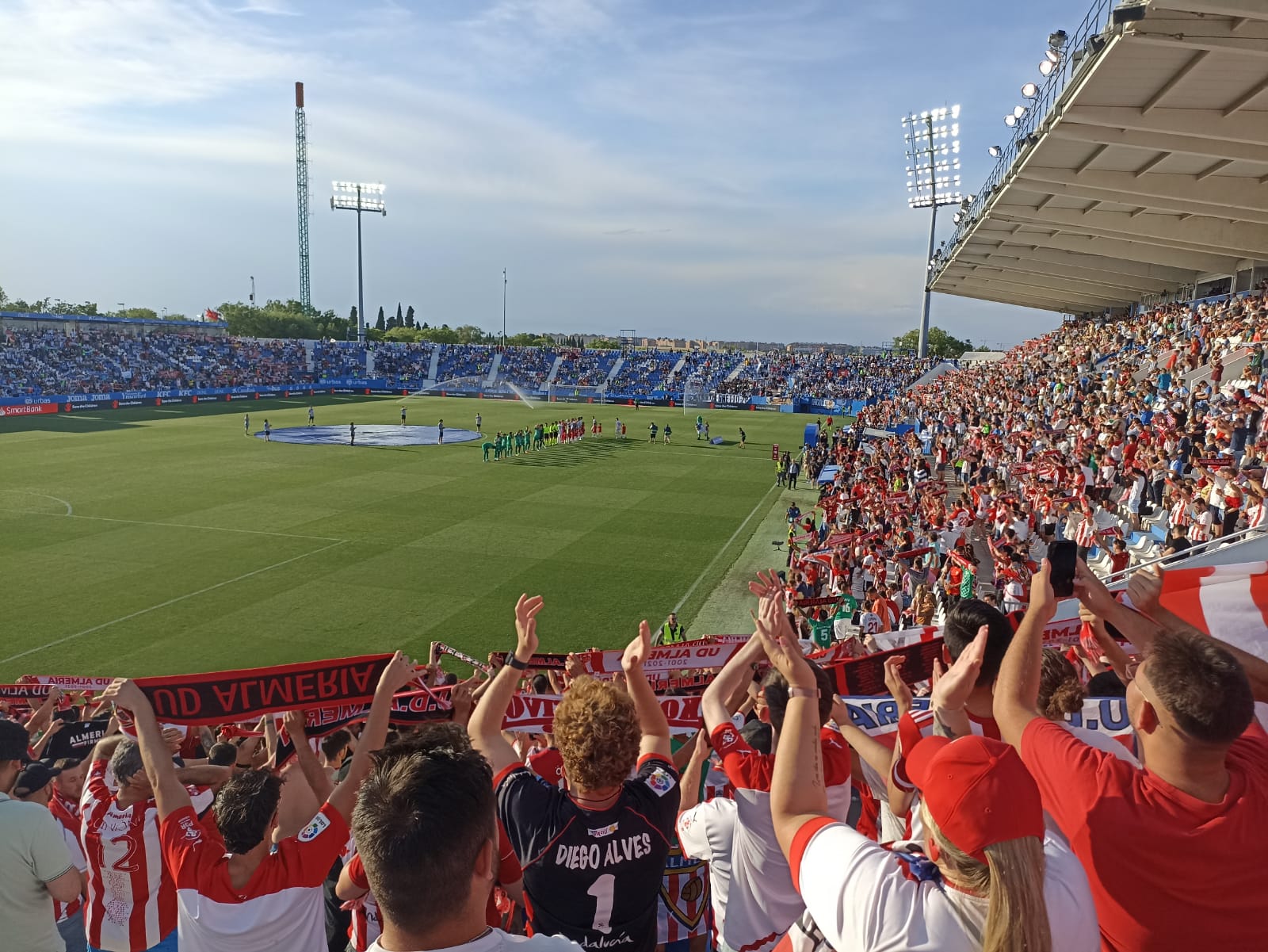 El partido del Almería en Butarque, a pie de campo