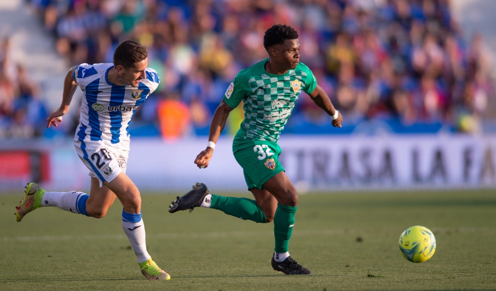 El partido del Almería en Butarque, a pie de campo
