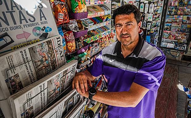 Ángel, en el quiosco de Caleta.