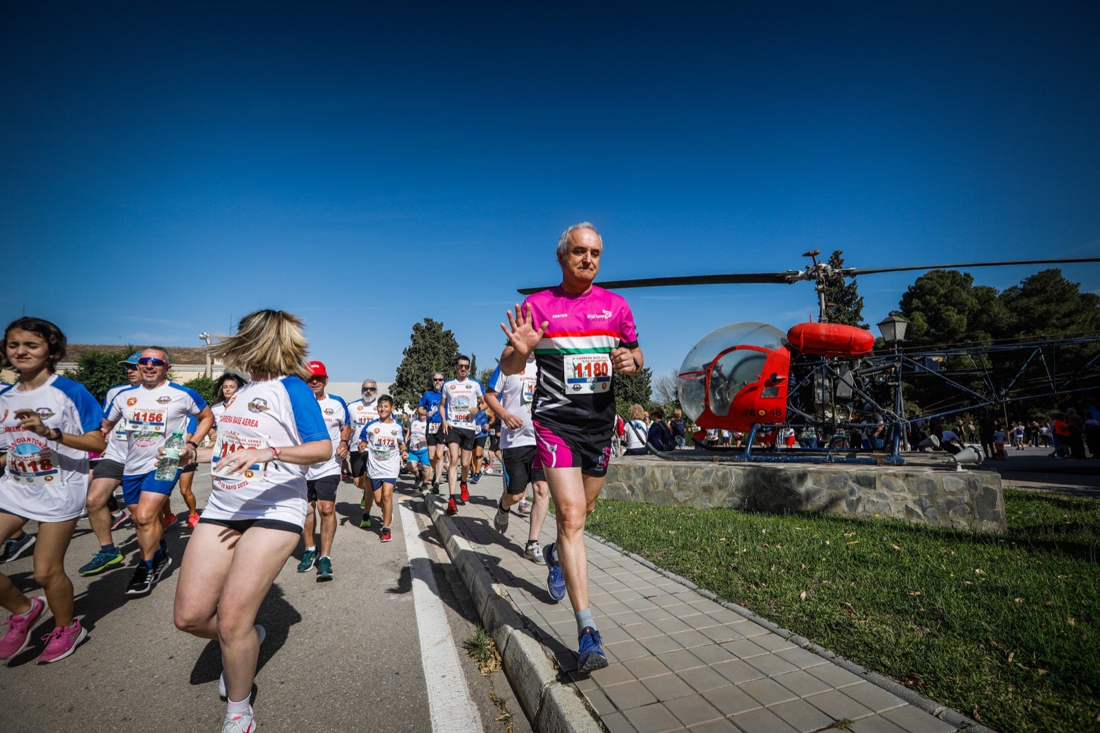 Así se ha desarrollado la segunda carrera de 'Los Volantones', celebrada con motivo de los actos del centenario de la base