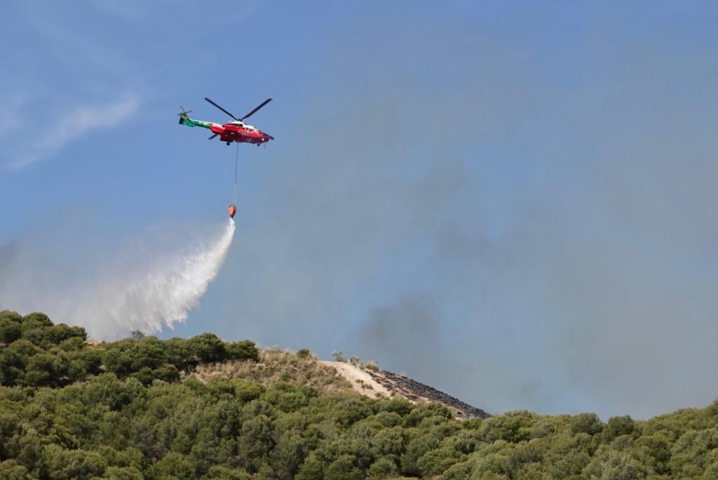 El fuego se ha originado en una zona cercana a viviendas y la Abadía del Sacromonte