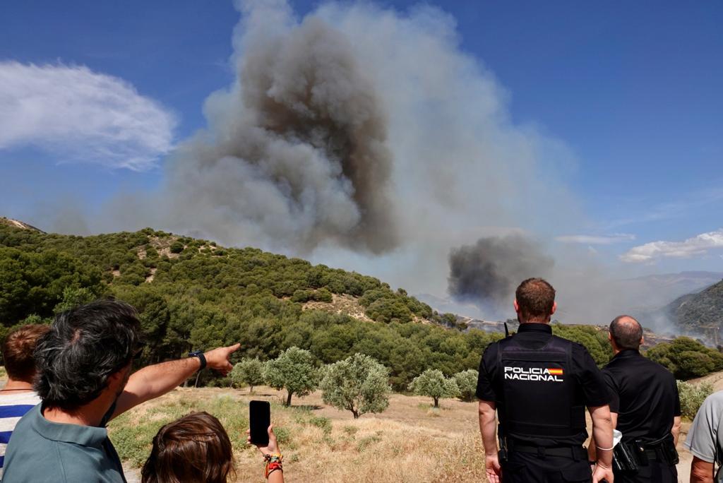 El fuego se ha originado en una zona cercana a viviendas y la Abadía del Sacromonte