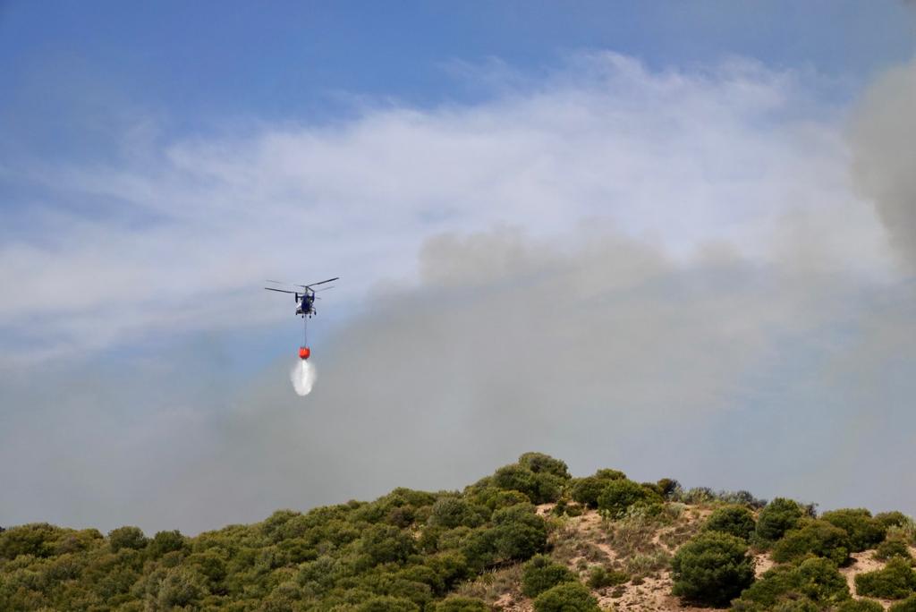 El fuego se ha originado en una zona cercana a viviendas y la Abadía del Sacromonte