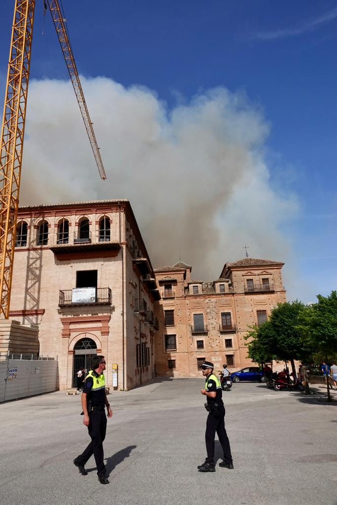 El fuego se ha originado en una zona cercana a viviendas y la Abadía del Sacromonte