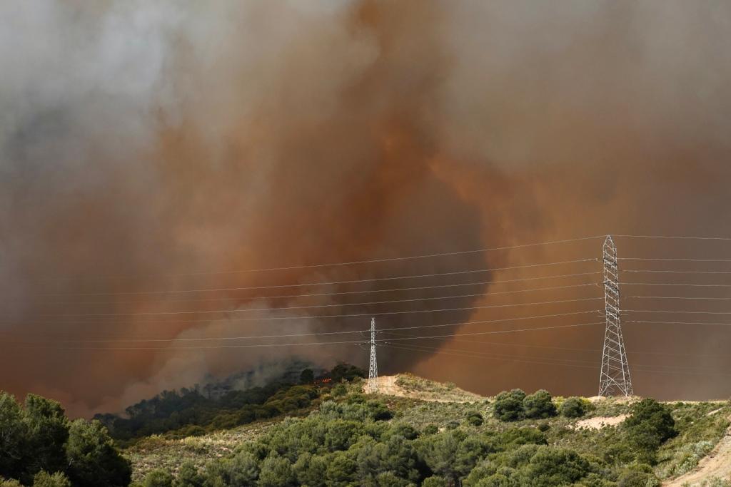 El fuego se ha originado en una zona cercana a viviendas y la Abadía del Sacromonte