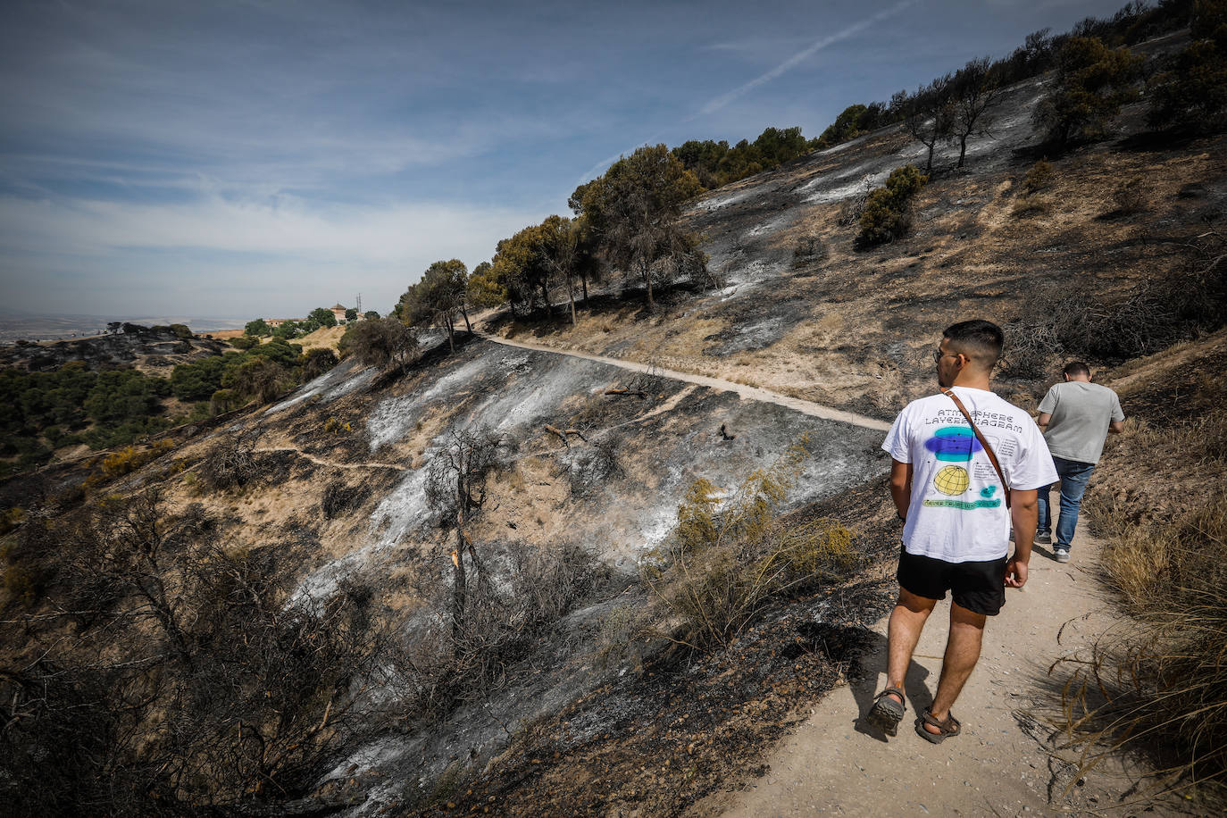 Visitamos el entorno afectado por el fuego declarado el pasado domingo por la tarde