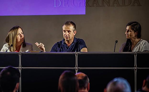 Un momento de la charla en la que participaron Remedios Sánchez (izquierda) y Clara Peñalver (derecha).