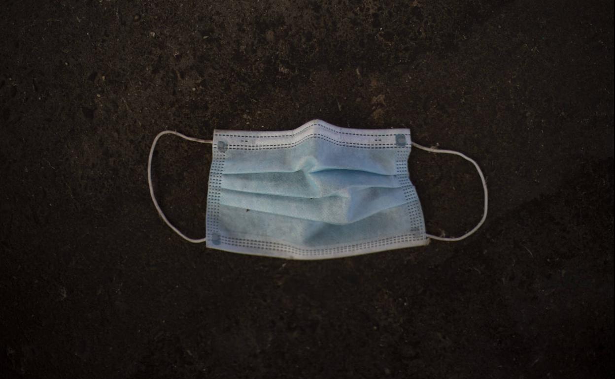 Un tapabocas como este fue el usado por el ladrón del estanco de Cájar. 