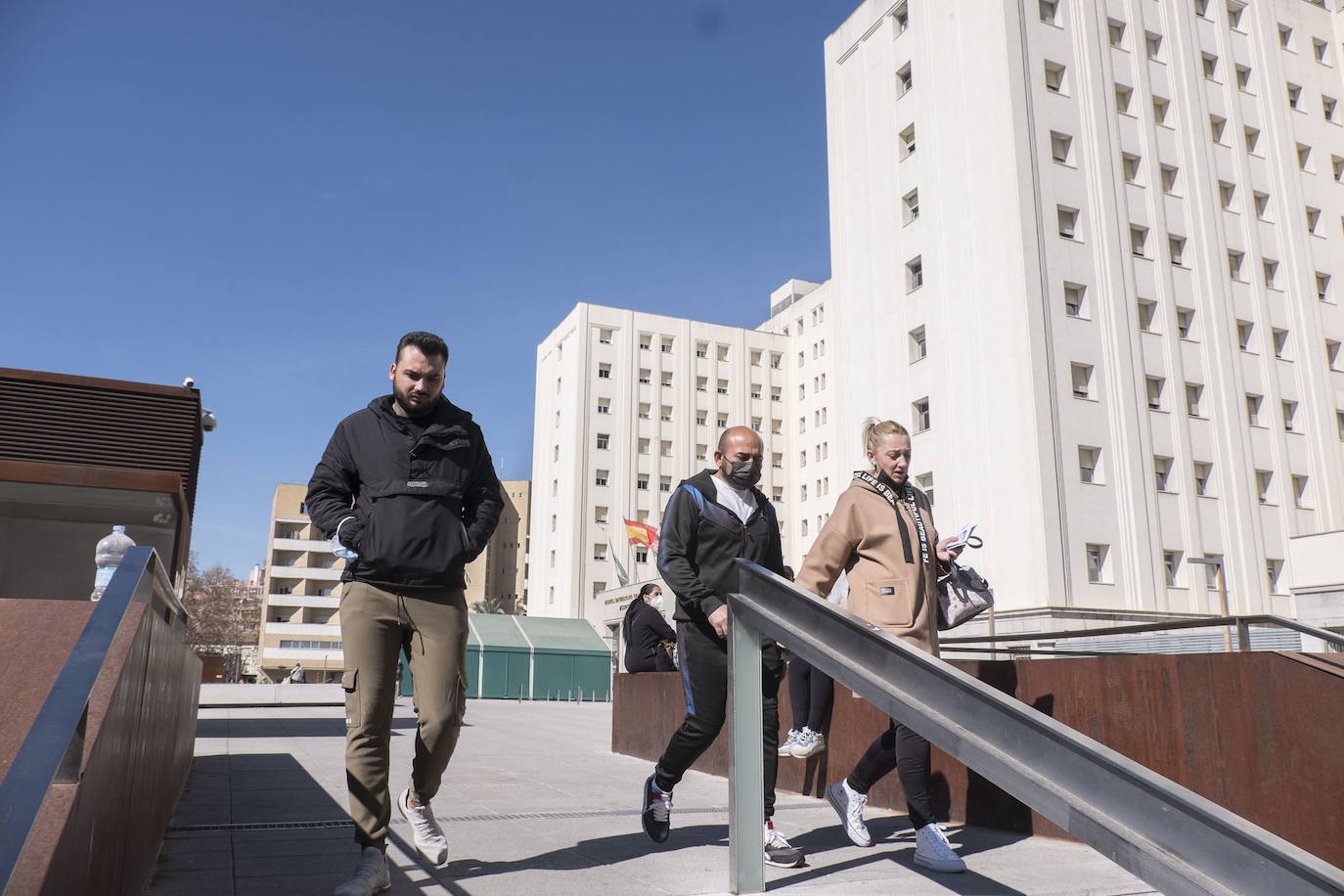 Personas pasan junto al hospital Virgen de las Nieves de la capital. 