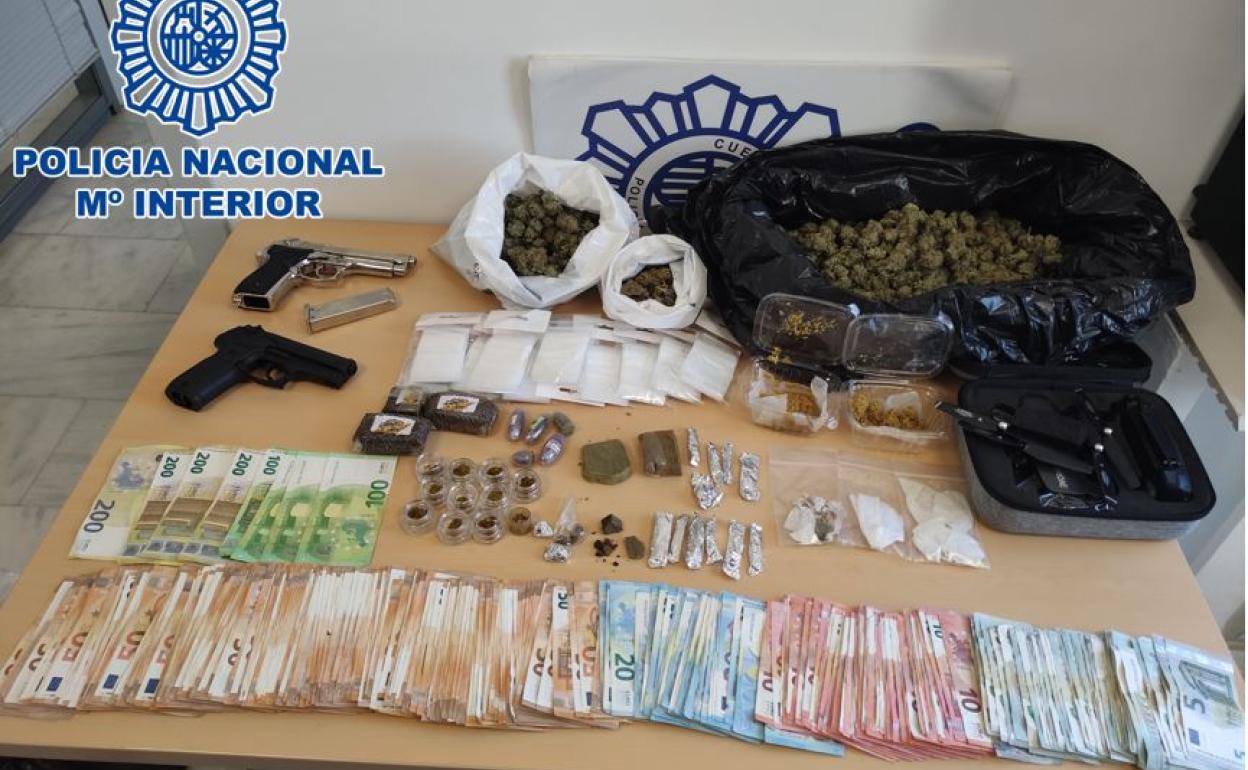 Dinero, drogas y armas incautadas. 