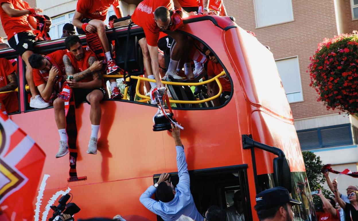 La copa baja del cielo a la tierra para entregársela a Almería. 