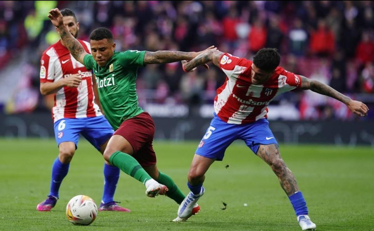 Darwin Machís regatea en el partido ante el Atlético de Madrid. 