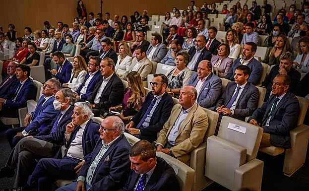 Imagen principal - Asistentes el acto. 