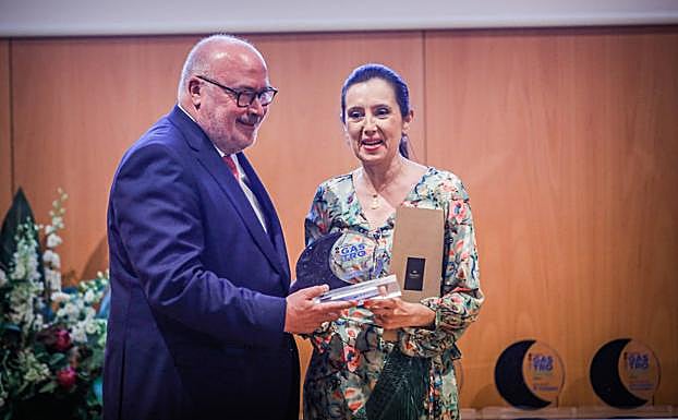 El director de IDEAL, Eduardo Peralta, entrega el premio a la directora del Parador de Granada, Marian Montero.