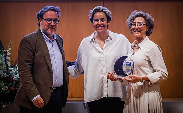 El director de Comunicación de la División Gastronómica de Vocento, Félix Rivadulla, entrega el premio a Isabel Fernández y Lorena Trujillo.